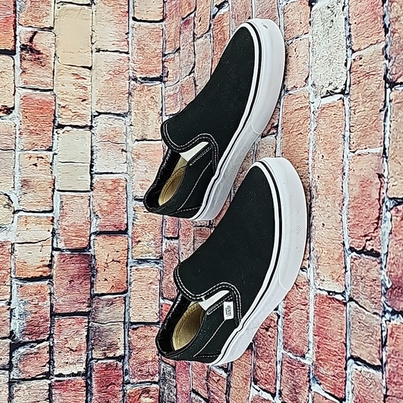 VANS CLASSIC SLIP ON SHOES, WOMANS SIZE 5.5 GUC - Picture 2 of 12